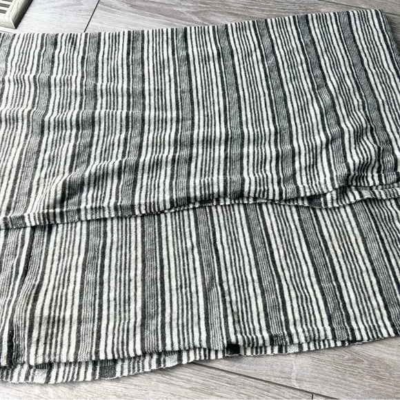 Club Monaco Alpaca Wool Blend Italian Yarn Soft Striped Infinity Scarf - Picture 4 of 9